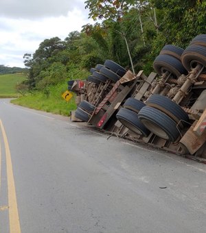 Caminhão não suporta peso da carga e tomba em Matriz de Camaragibe