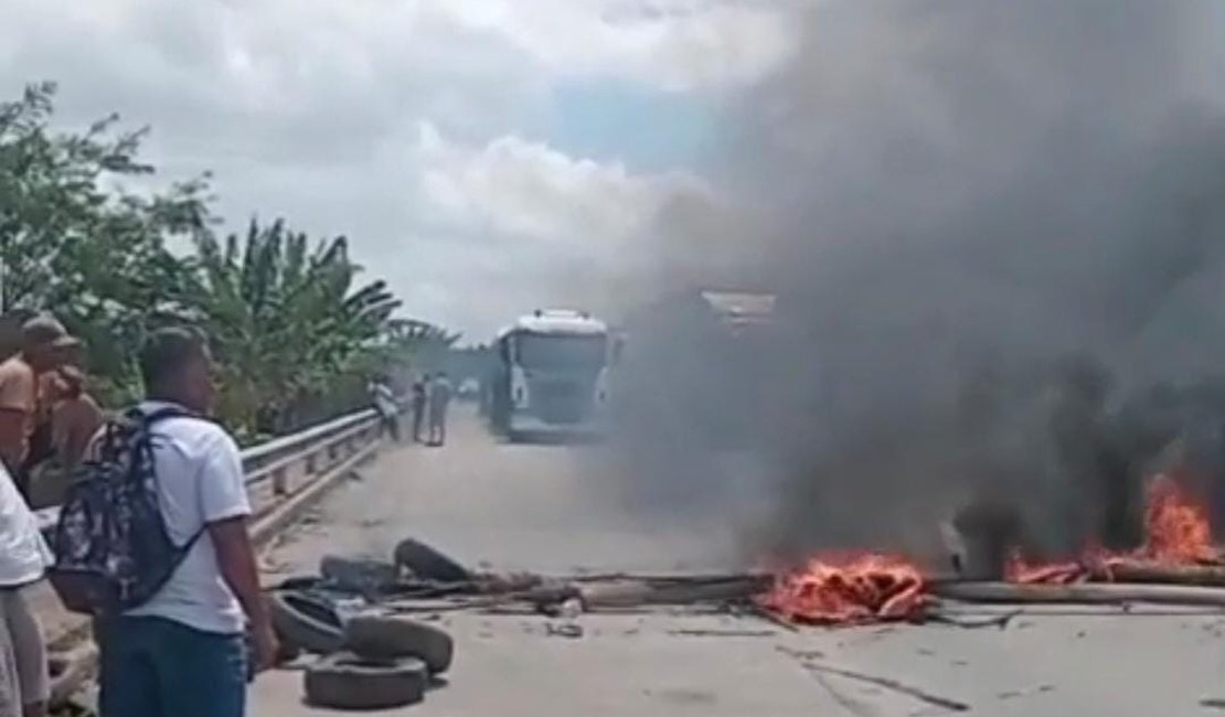 [Vídeo] Moradores do Pilar realizam protesto devido a falta de água