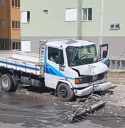 [Vídeo] Caminhão colide contra poste e deixa parte do Vergel do Lago sem energia