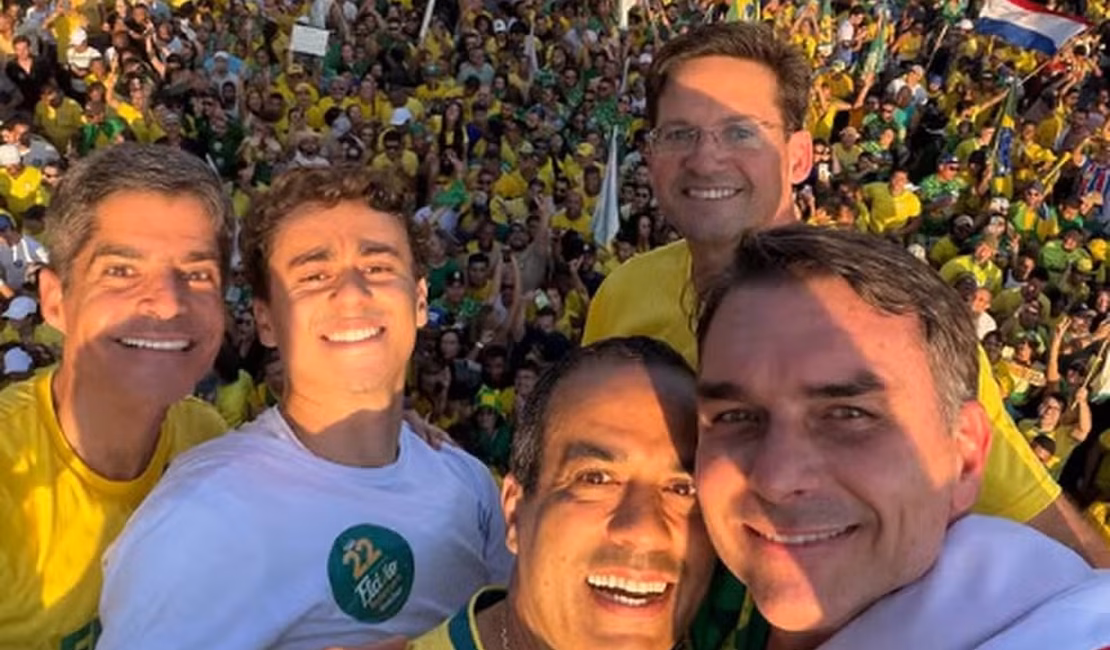 Flávio Bolsonaro faz ato político na Bahia e recebe título de Cidadão de Salvador