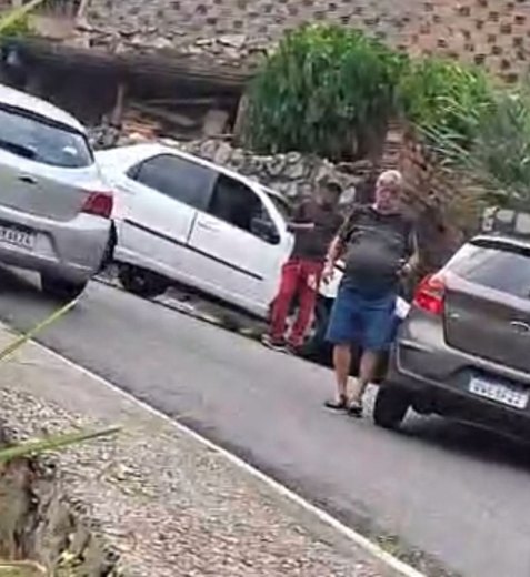 Dois carros colidem de frente e bloqueiam via na ladeira da Moenda, em Maceió