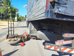 ﻿Motociclista fica ferido após colidir contra caminhão em São Miguel dos Milagres