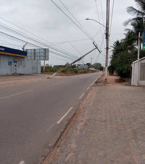 Motorista colide em poste de iluminação pública e foge do local do acidente em Arapiraca