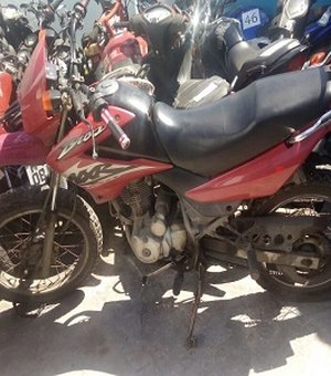 Adolescente é apreendido com motocicleta roubada na Levada