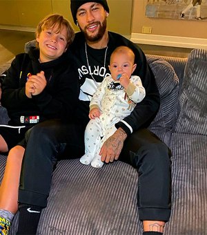 Neymar posa com Davi Lucca e Valentin, filho de Carol Dantas; confira!
