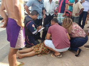 Jovem grávida de seis meses passa mal e cai de moto