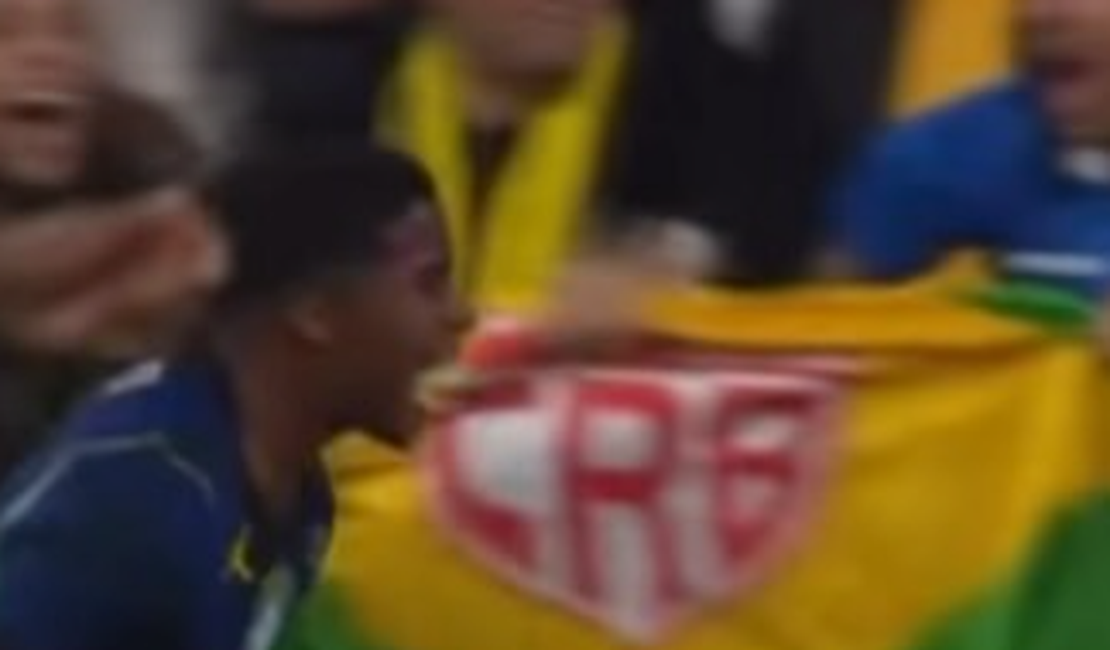 Bandeira do CRB é vista durante vitória do Brasil sobre a Austrália