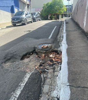 Ladeira esburacada tem causado acidentes com motociclistas no centro de Arapiraca