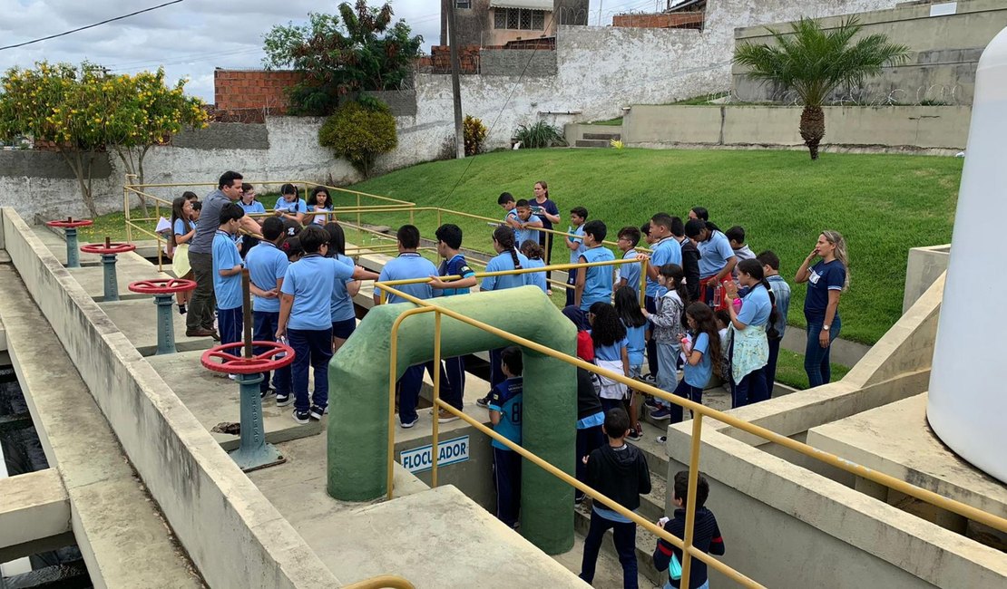 Mês da água: Casal recebe visita de estudantes na ETA Palmeira dos Índios