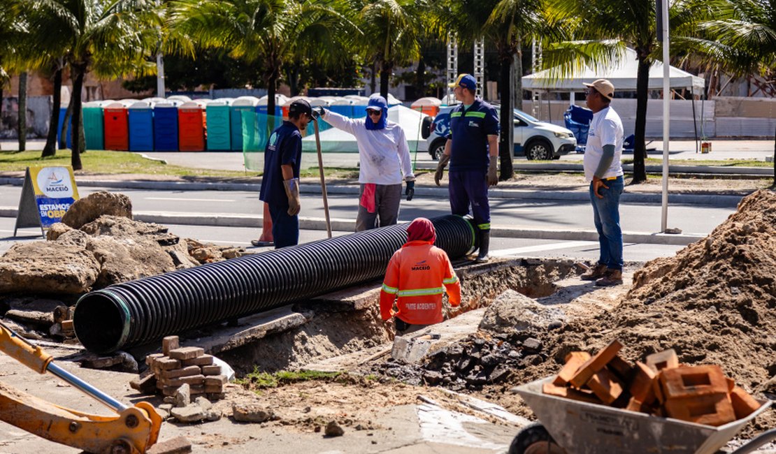 Rodrigo Cunha acompanha troca de tubulação em avenida no bairro de Jaraguá