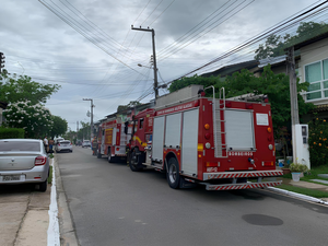 Corpo de Bombeiros combate incêndio em residência e socorre idoso em Arapiraca