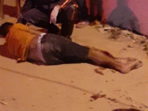 [Vídeo] Motociclista não para em cruzamento e fica ferido em colisão com veículo