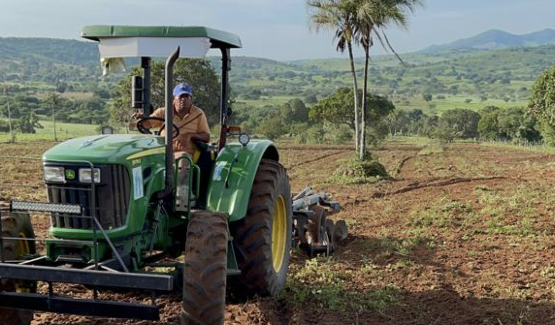 Prefeito Petrúcio Barbosa disponibiliza 30 mil horas Máquina para o Programa de Aração de Terra