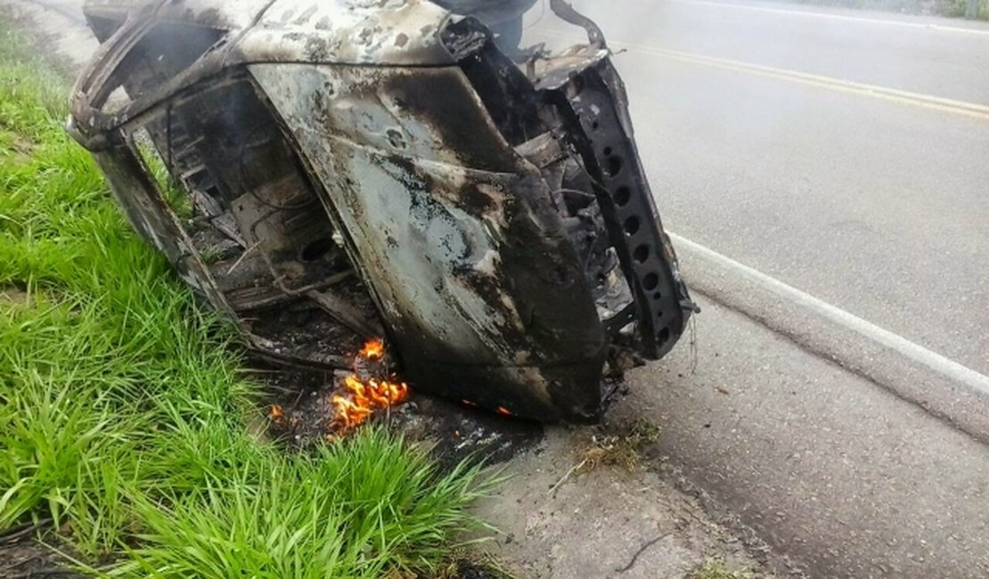 Veículo com placa de Girau do Ponciano pega fogo em  Pernambuco