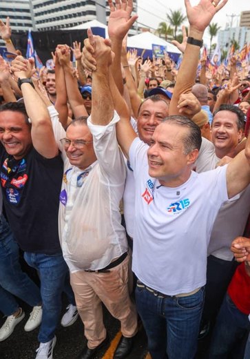 Renan Filho reúne multidão na orla de Maceió e campanha estima público de 80 mil