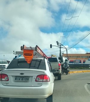 Queda de energia elétrica provoca congestionamento em cruzamento da AL-220 entre bairros de Arapiraca