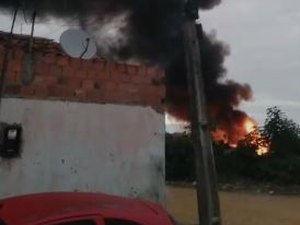 Moradores do Planalto II estão incomodados com fumaça provocada por queima de pneus