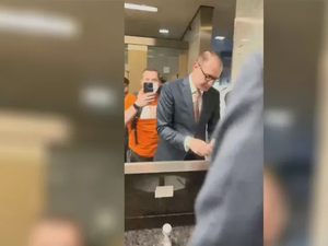 Justiça marca audiência entre advogado de Lula e empresário que o xingou em aeroporto