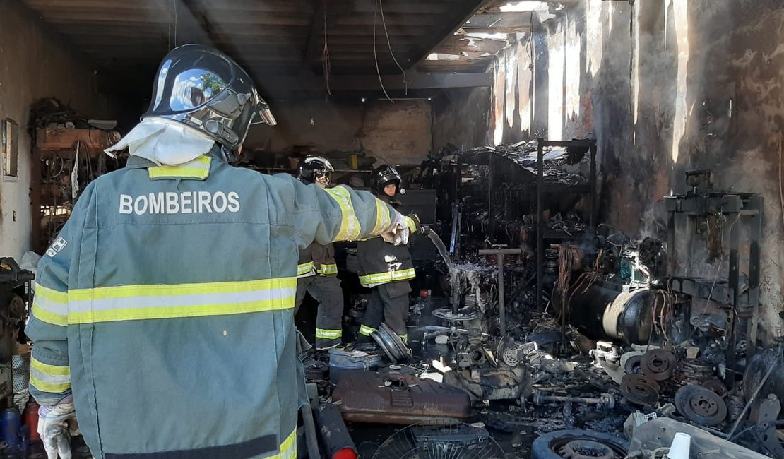 Incêndio destrói oficina mecânica na Avenida Gustavo Paiva