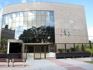 Prefeitos vão ao TJ pedir venda de Usinas do Grupo João Lyra