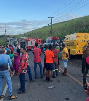 [Vídeo] Colisão entre veículo de passeio e carro-forte deixa três mortos em São Luís do  Quitunde