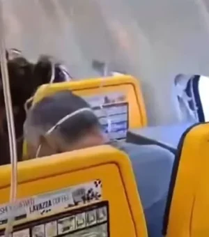 Cinto evitou que homem fosse sugado para fora de avião após janela quebrar