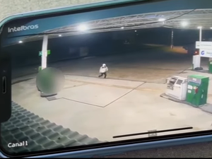 [Vídeo] Vigilante de posto de combustíveis é assassinado a tiros em Ipioca