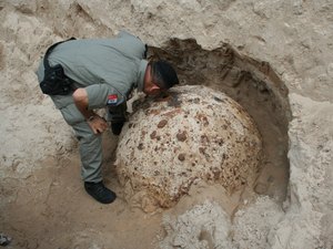 Esfera que apareceu em praia do Japão pode ser mina marítima igual a encontrada em Maragogi em 2010