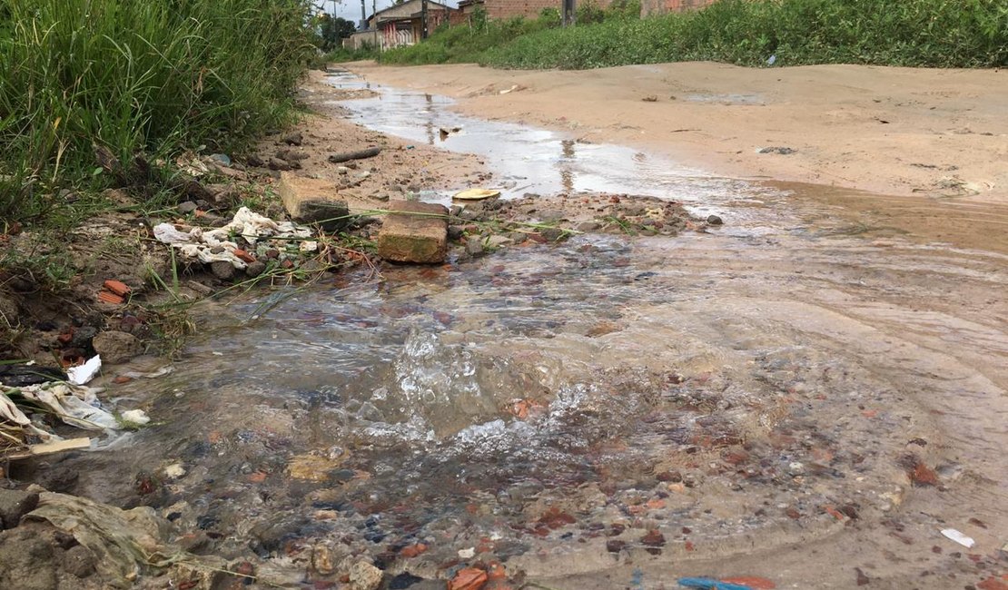 [Vídeo] Moradores do bairro Itapuã, em Arapiraca, denunciam vazamento de água há mais de um ano