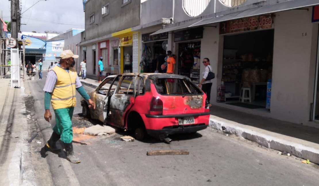 [Vídeo] Carcaça de veículo incendiado continua estacionada em rua do Centro de Arapiraca