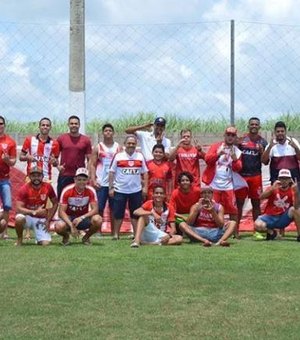 CRB faz último treino antes do clássico e conta com apoio da torcida no CT