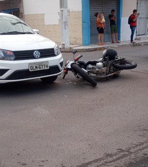 Carro colide com moto no bairro Caititus em Arapiraca