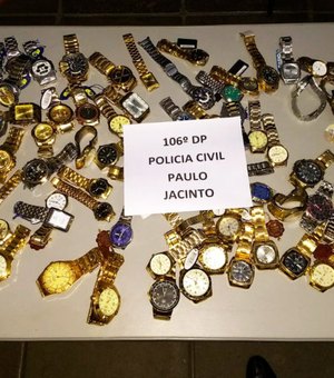 Dupla de assaltantes é presa com mais de 80 relógios roubados de joalheria