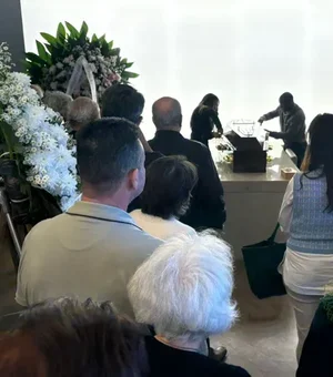 Familiares e amigos de Leda Maria de Mello Coimbra dão o último adeus à embaixatriz
