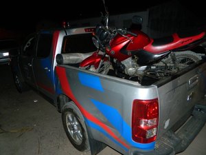 Moradores encontram motocicleta abandonada