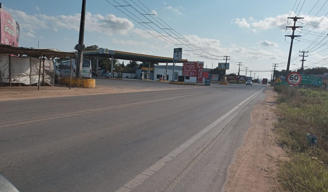 Motorista causa acidente e deixa ocupantes de moto feridos no trevo para Feira Grande