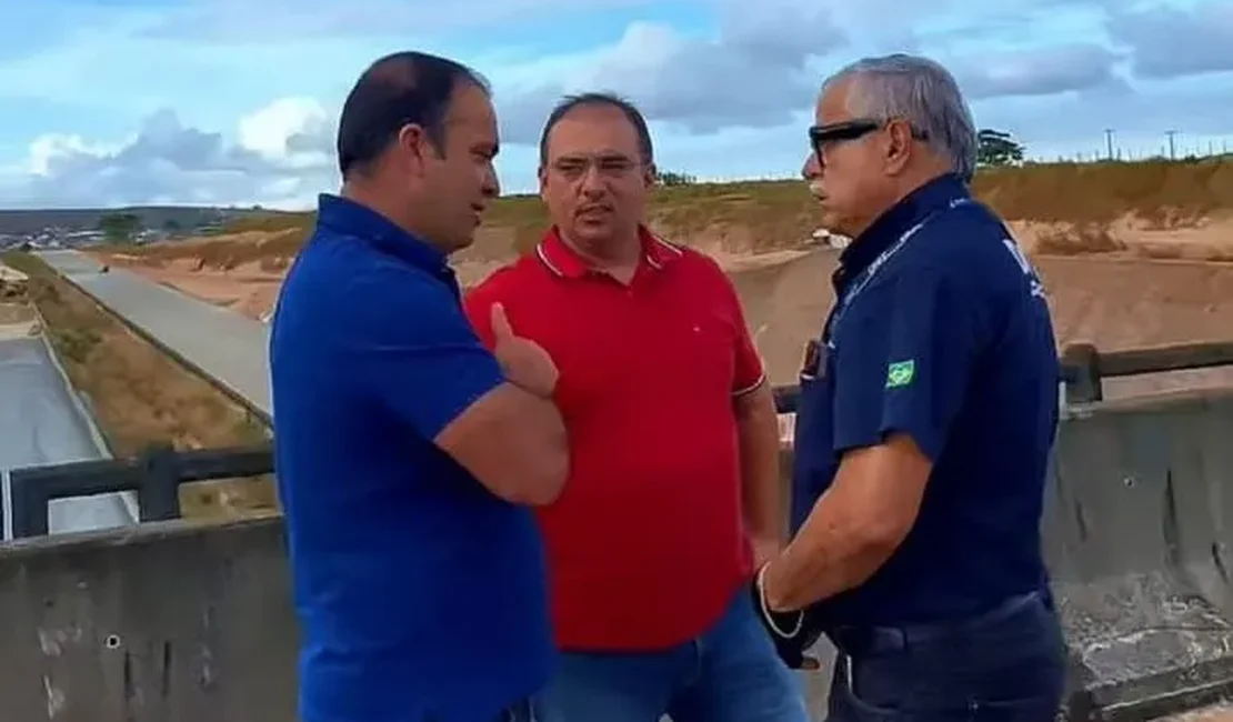 Duplicação da BR-101 avança em Junqueiro e prefeito acompanha obras de perto