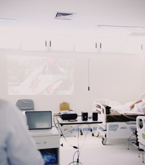 Hospital Metropolitano promove sessões de cinema para pacientes internados