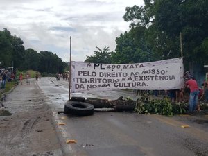 Indígenas voltam a bloquear trecho da BR-101, em Joaquim Gomes