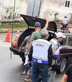 [Vídeo] Motorista é flagrando transportando cerca de 10 pessoas em um carro de passeio