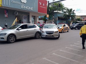 Colisão traseira deixa trânsito lento na Avenida Rio Branco, em Arapiraca