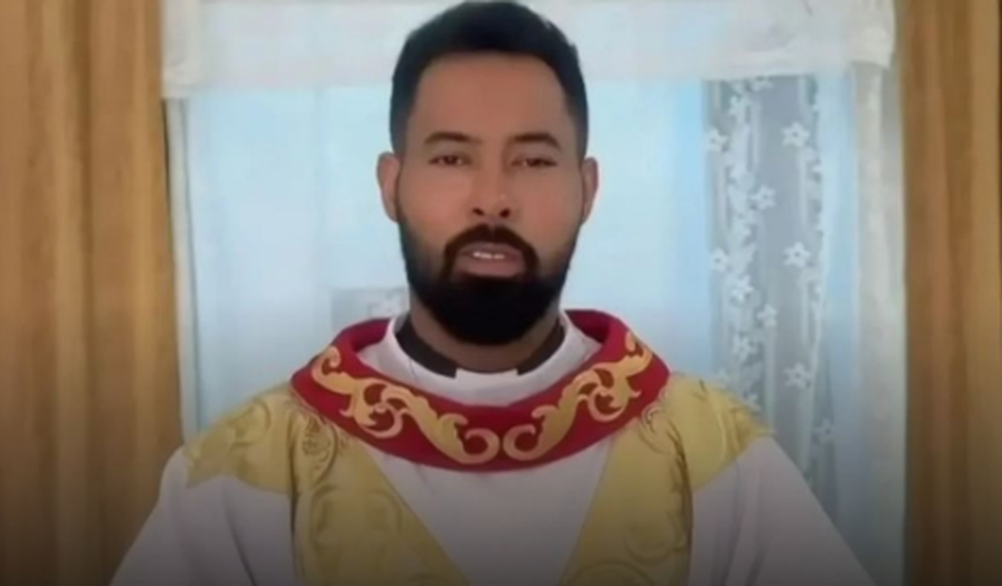 Padre flagrado com noiva de fiel se convida para casa de outra mulher: 'Tomar um café'