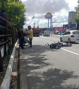 Motociclista morre após cair da moto e ser atropelada por caminhão; vítima estaria grávida