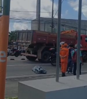Mulher morre ao colidir moto contra poste na Avenida Menino Marcelo, em Maceió