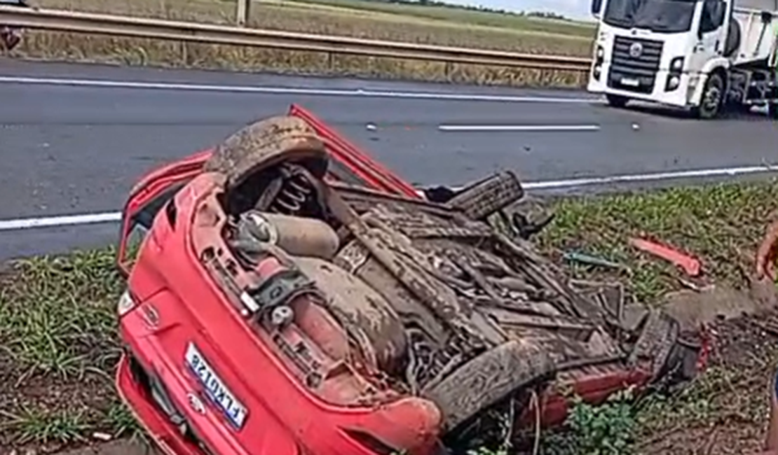 Carro capota entre Junqueiro e Teotônio Vilela e mobiliza Bombeiros e Samu