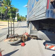 ﻿Motociclista fica ferido após colidir contra caminhão em São Miguel dos Milagres