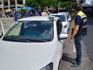 SMTT autua taxistas por abandono de veículo em Maceió
