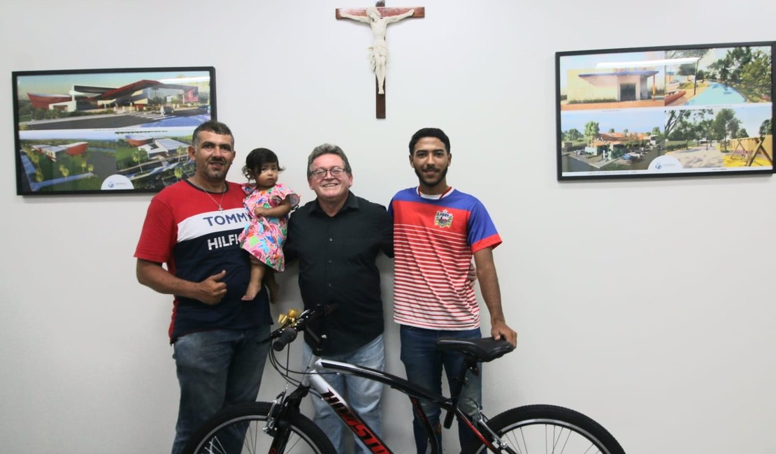 Atleta arapiraquense ganha bicicleta para buscar novos títulos pelo Brasil