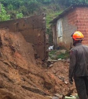 Bombeiros continuam buscas por vítimas de deslizamento no Santo Amaro, em Maceió 