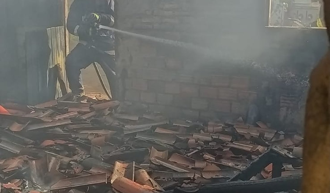 Homem põe fogo em botijão de gás e incêndio destrói residência em Limoeiro de Anadia